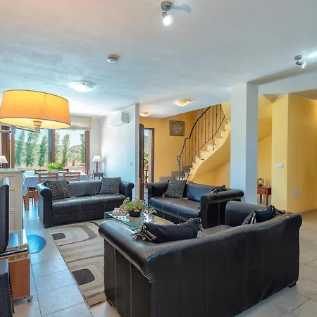 Con Piscina - - “villa Elena” *