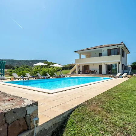 Con Piscina - - “villa Elena” Villa *