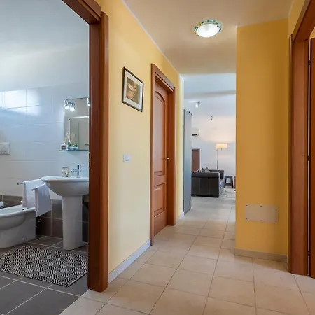 Con Piscina - - “villa Elena” *