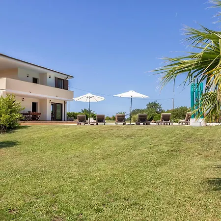 Con Piscina - - “villa Elena” *