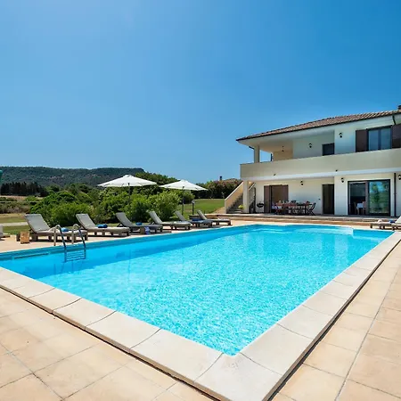 Con Piscina - - “villa Elena” Villa